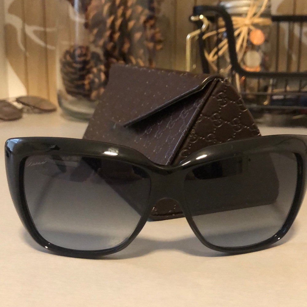 Gucci timeless black sunglasses